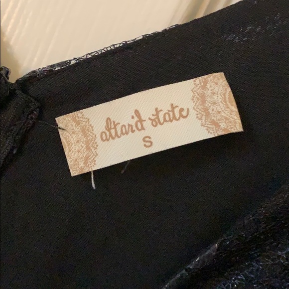 Black lace dress with gold detail. worn twice - Picture 3 of 4